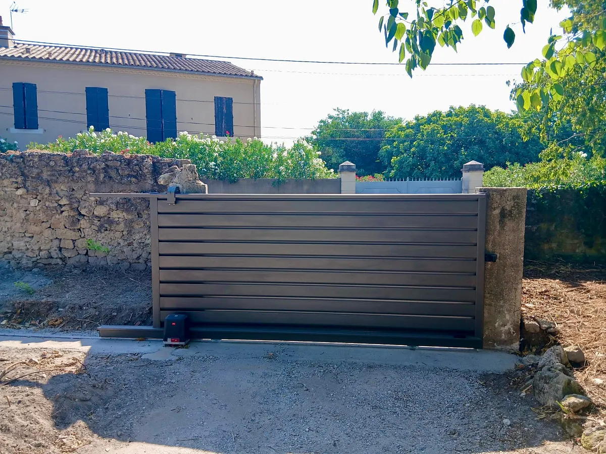 Portail coulissant motorisé à Uzès