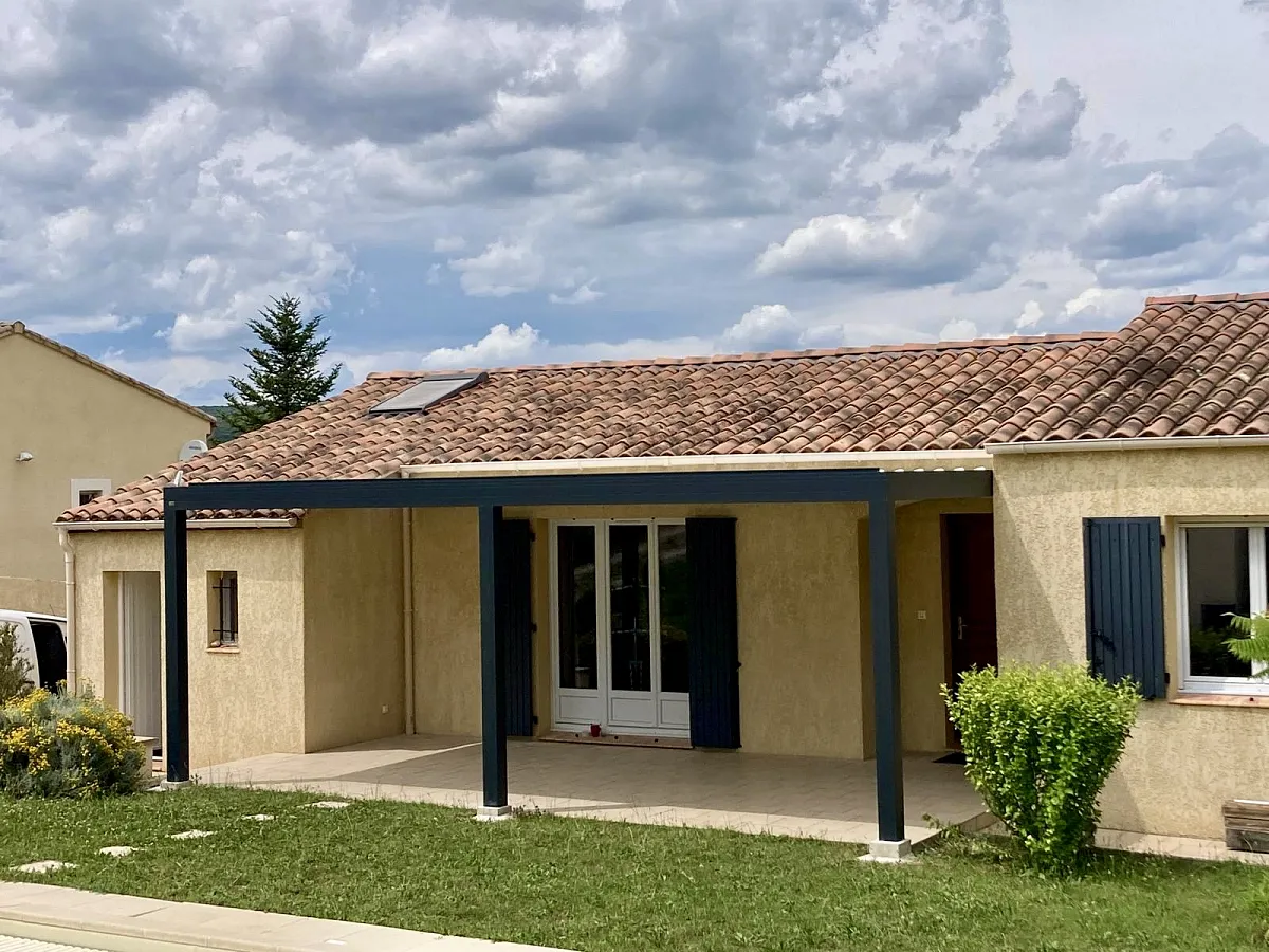 Pergola bioclimatique à Saint-Julien-de-Peyrolas